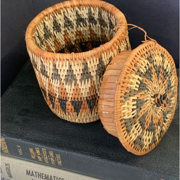 Traditional Zulu Basket Handmade in Africa 4 Inches Tall Has Lid Stunning - Picture 1 of 9